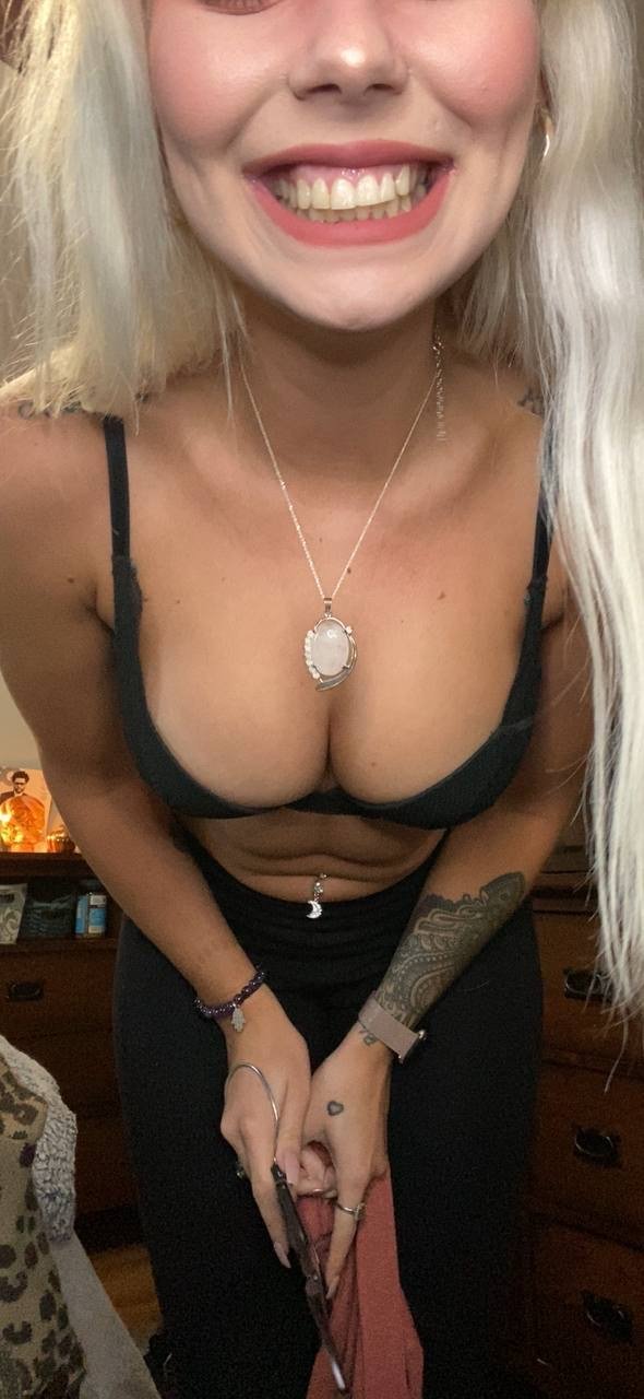 Perfect blond slut gets some love #hvr6O0GQ