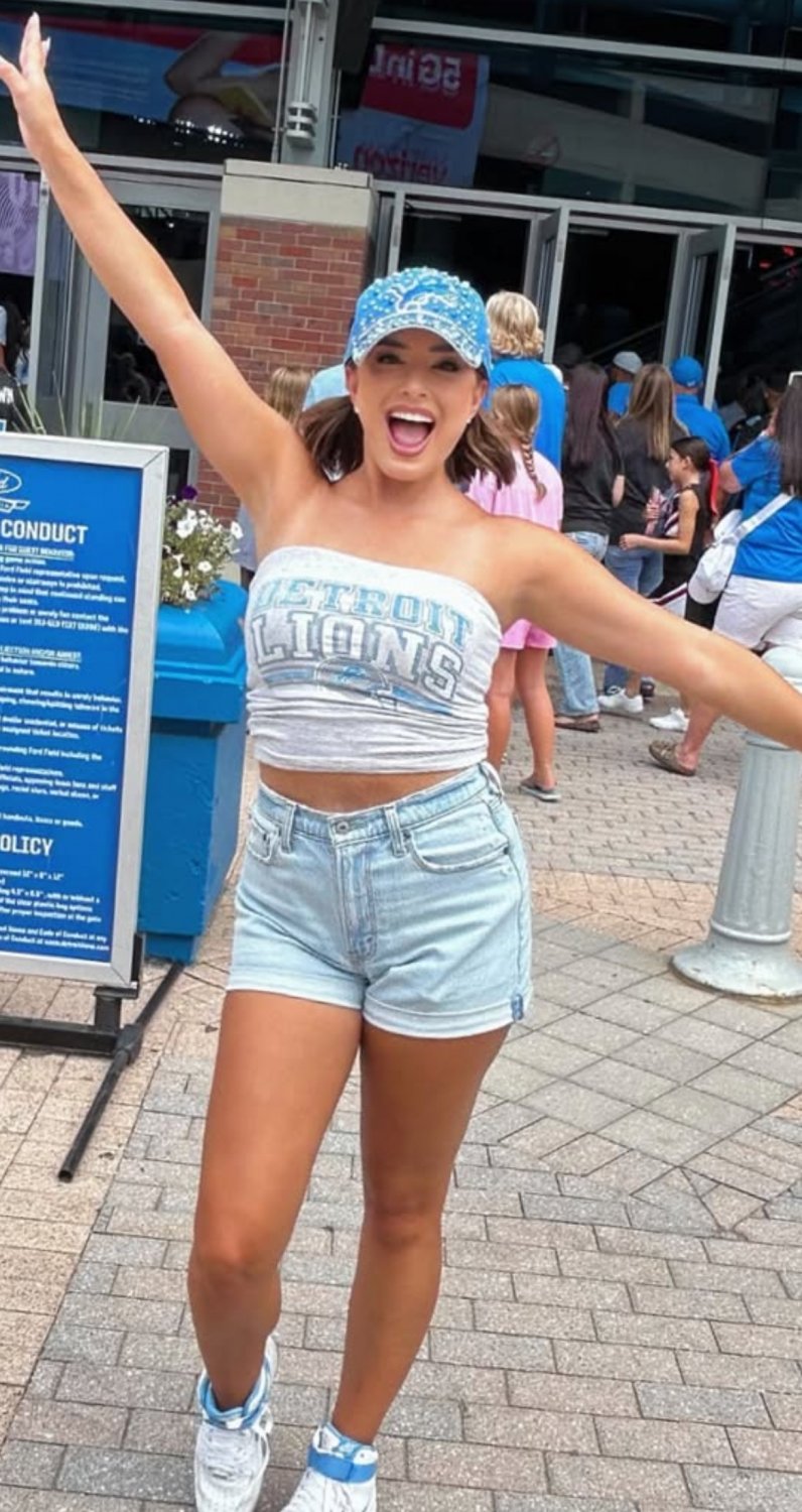 Lions fan w some clean armpits needs her top pulled down #A4b3GezE