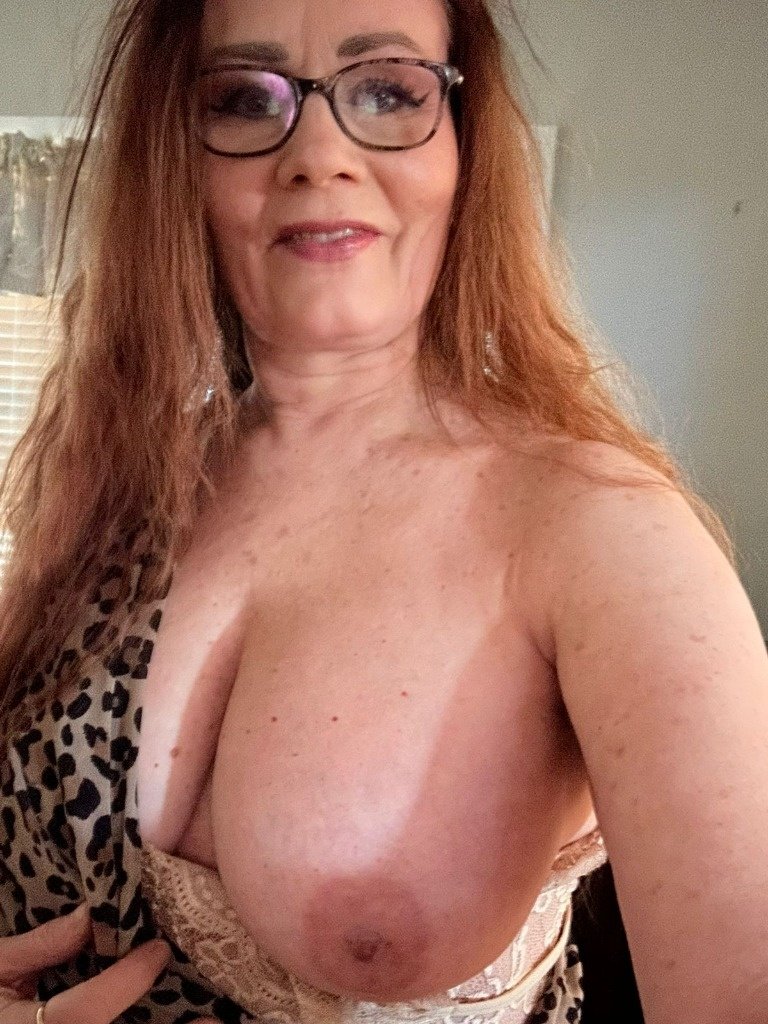 WOW! Mature white gilf left her phone unlocked #wzOEebtp